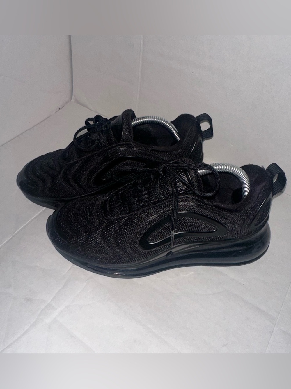 Nike Air Max 720  Shoes size 4Y AQ3196-006 Triple Black Anthracite